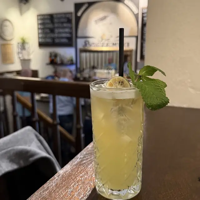 Wysoki drink z limonką i miętą